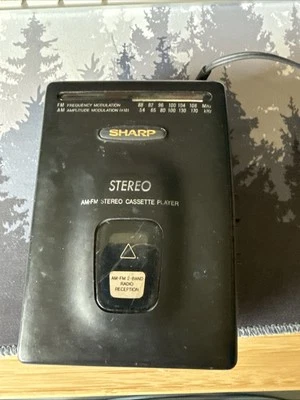 Reproductor de radio AM/FM casete estéreo portátil Sharp JC-190 con clip para cinturón y auriculares Foto 1 de 4
