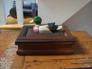 Caja de baratijas de madera Mallard vintage con tapa acolchada. Muy bonito - Imagen 1 de 8