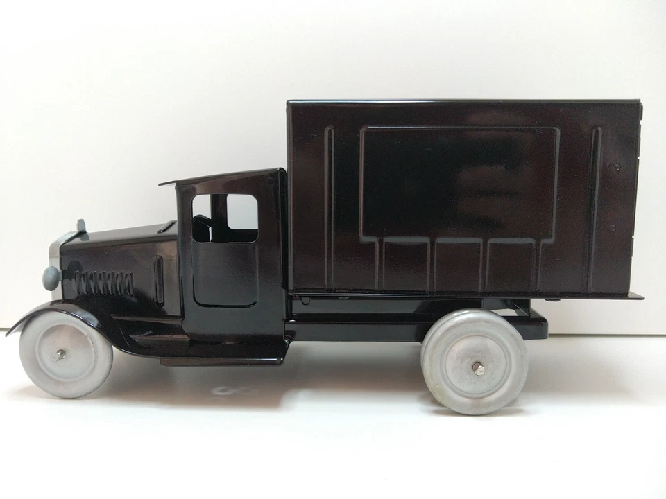 SpecCast Collectibles - Camion de livraison noir 1/20e en tôle - Photo 1/4