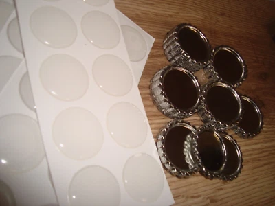 #50 Tapas de Botella Planas Plateadas Aplanadas + #55 Adhesivo Epoxi Cúpula Transparente 1" Pegatinas Foto 1 de 4