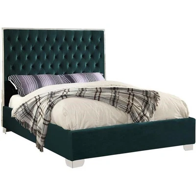 Cama Queen Meridian Furniture Lexi Madera Maciza y Terciopelo en Verde Foto 1 de 4