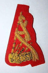 SCOTTISH PIPERS BAGPIPE BADGE GOLD BULLION WIRE ON RED FELT - Picture 1 of 1