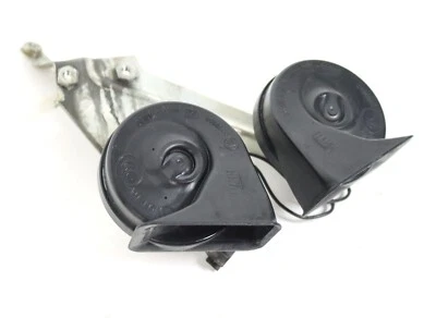 Комплект гудков в сборе высокий и низкий шаг для Cadillac CTS-V Coupe 2011-2015 годов выпуска б/у от оригинального производителя GM - Изображение 1 из 4