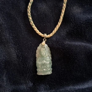 Schnitzerei weiblicher Buddha natürliche Jade Burma Anhänger Halskette. Am geflochtenen Seil. - Bild 1 von 7