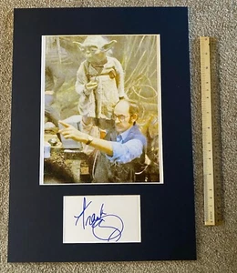 STAR WARS : FRANK OZ WITH 'YODA' SUPERB AUTOGRAPH & PHOTO DISPLAY PAAS - Picture 1 of 2