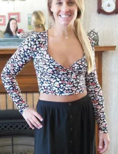 CAMISA TOP Recortada Mangas Largas Negra con Margaritas Cuello Bajo Envolvente Junior M Mediana - Imagen 1 de 4