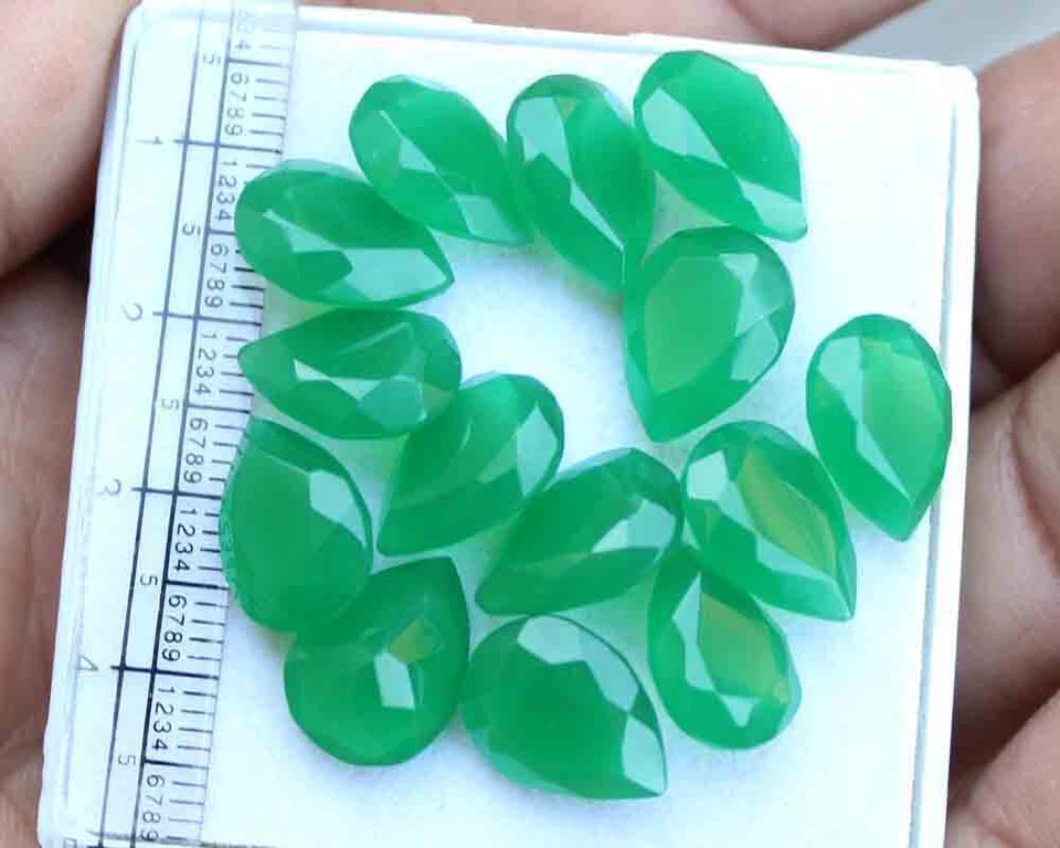 Venta al por mayor Piedra preciosa suelta de jade verde natural con forma de pera corte facetado de 50,40 quilates Foto 1 de 3