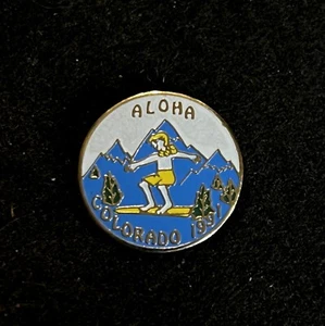 Pin de esquí surf ALOHA COLORADO 1991 insignia novedad recuerdo solapa de viaje - Imagen 1 de 3