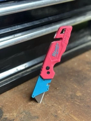 Cuchillo utilitario Milwaukee Fastback personalizado Foto 1 de 4