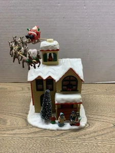 Enesco "Up On the House Top" animiertes musikalisches Weihnachtshaus mit Weihnachtsschlitten - Bild 1 von 8