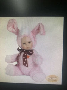 Muñeca de porcelana Hippity Hop, de Paradise Galleries en caja original - Imagen 1 de 1