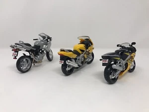 3 motocicletas Maisto. Ducati 1000 plateado, amarillo Honda CBR 600F4, amarillo Susuki - Imagen 1 de 19
