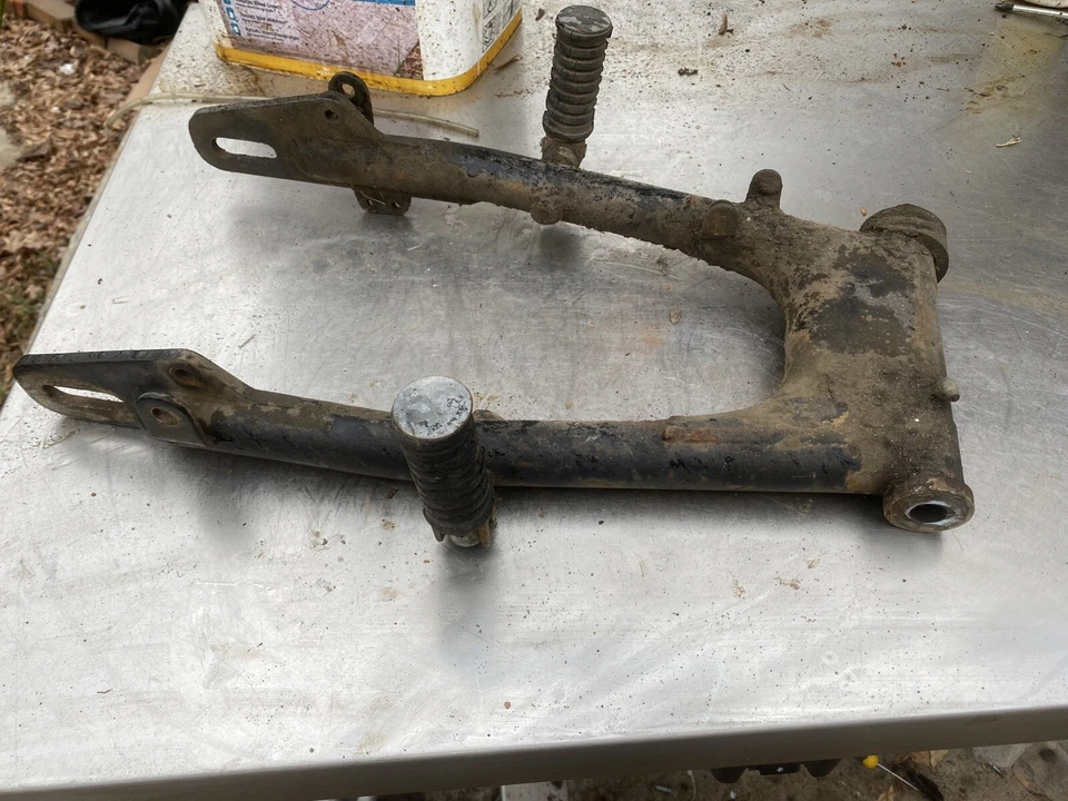 74 Yamaha dt360 dt 360 basculante y clavijas traseras Foto 1 de 4