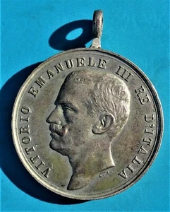 ITALIA VITORIO EMANUELE III RE D' ITALIA / AL MERITO Medalla de Plata. - Imagen 1 de 11