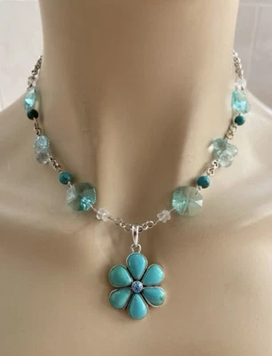 Collar colgante de flor turquesa barse de ley con cuentas de piedra y cristales Foto 1 de 4