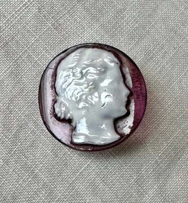Antique Glass Cameo Button Amethyst & White Lady 22 mm - Image 1 of 4