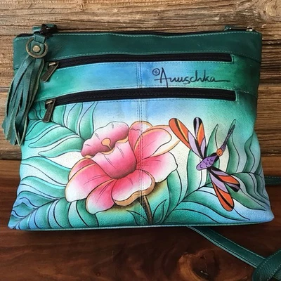 Tiracolo Anuschka grande couro azul-petróleo com libélulas e design floral - Imagem 1 de 4