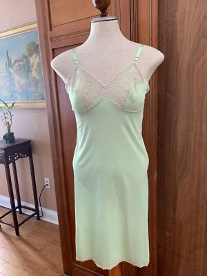 复古 20 世纪 60 年代全滑 32 码名利场小号石灰绿色花边尼龙睡衣二手状况完好 — 第 1/4 张图片