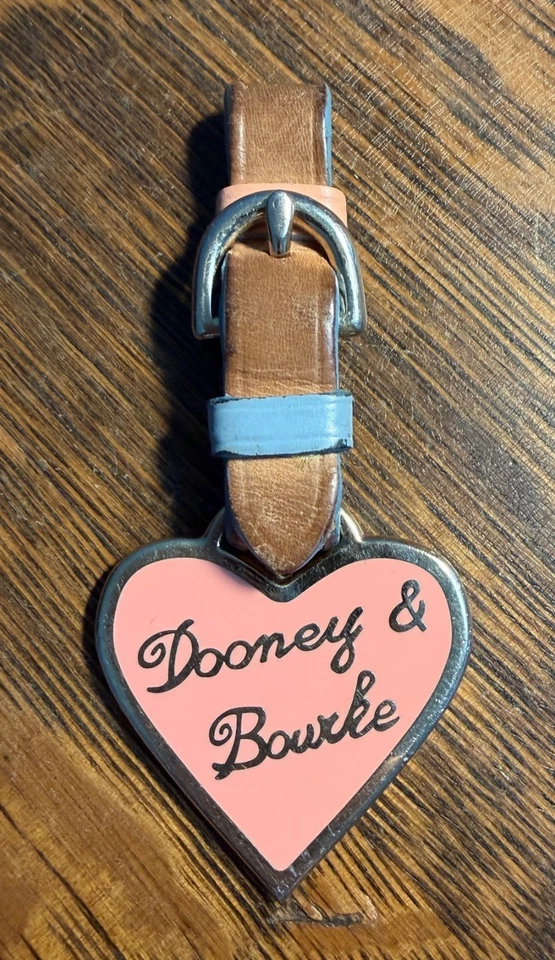DOONEY & BOURKE LOGO CORAZÓN ROSA LLAVERO CUERO FALTA ANILLO METAL Foto 1 de 3