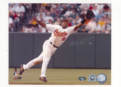 Baltimore Orioles - Foto autografiada de Miguel Tejada de 8" x 10" con certificado de autenticidad (2007) Foto 1 de 2
