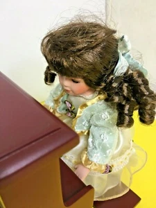 Muñeca pequeña tocando el piano. Como un NUEVO. Vintage. - Imagen 1 de 7