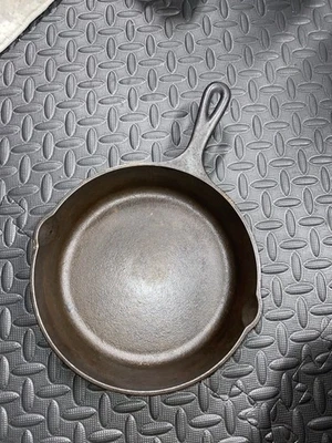 LODGE Cast Iron Skillet (medium)  - Image 1 of 4