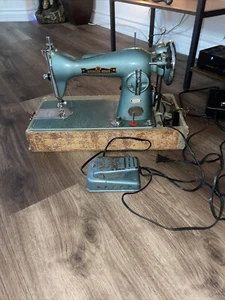 Vintage Deluxe Precision Sewing Machine Teal - Picture 1 of 9