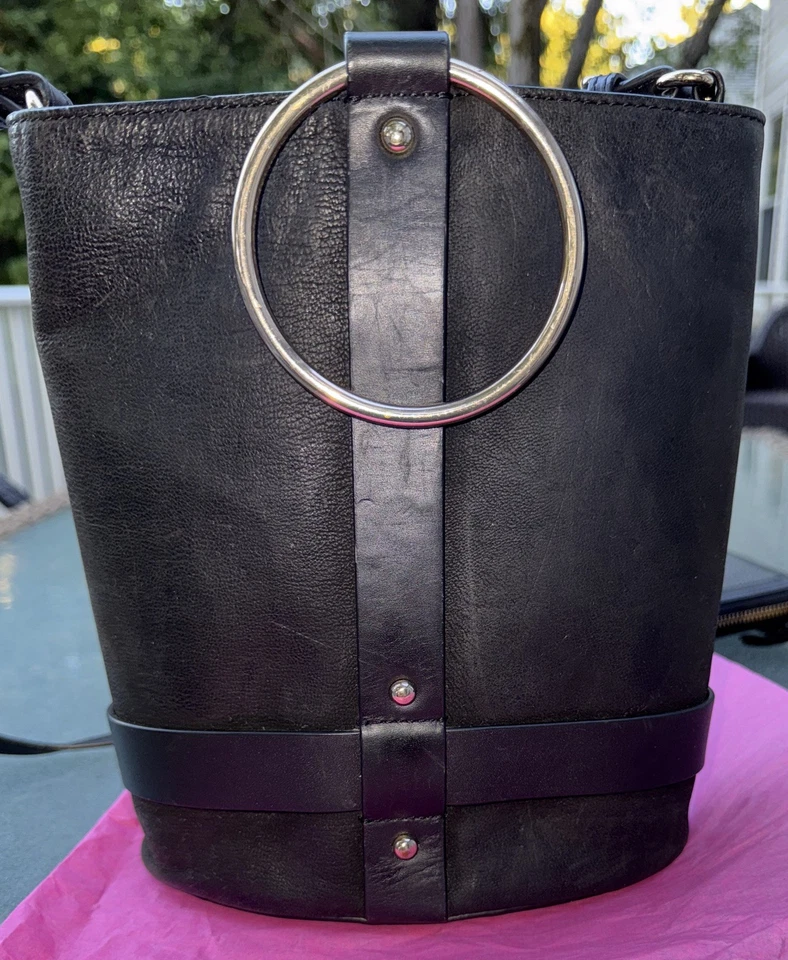 Bolso cubo de cuero Vince Camuto cuero negro/gamuza oro anillo asas o Xbody  Foto 1 de 4