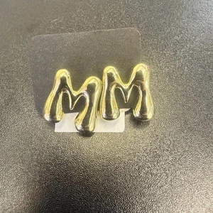 M Bubble Buchstaben Ohrstecker in Gold Strumpf Füller für Frauen kleines Geschenk - Bild 1 von 3