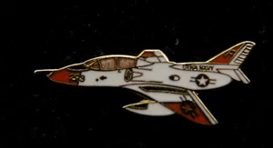 VT-86 Sabrehawks ESCUADRÓN DE ENTRENAMIENTO TRARON TA-4 SKYHAWK SOMBRERO PIN EE. UU. MARINA - Imagen 1 de 12
