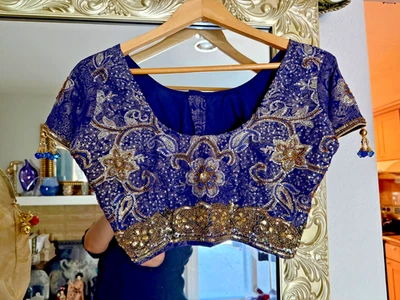 Sari indio de seda Zardozi con blusa choli a juego azul marino y cuentas doradas Foto 1 de 4