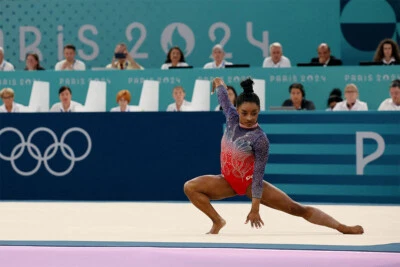 Simone Biles Gimnasia Atleta 2024 Juegos de Verano Aficionados a los Deportes - PÓSTER 20"x30" Foto 1 de 3