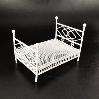 White Wicker Metal Single Bed 1:24 Scale Victorian Style Dollhouse Miniature  - Imagem 1 de 4