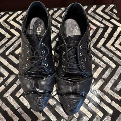 Botines Chanel CC Mujer Negro Charol Estilo Espectador Tacón EURO 37 / US 7 Foto 1 de 4