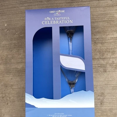 Juego de 2 vasos Martini de ganso gris 7 pulgadas emblema grabado con tallo 3 oz NUEVO Foto 1 de 2