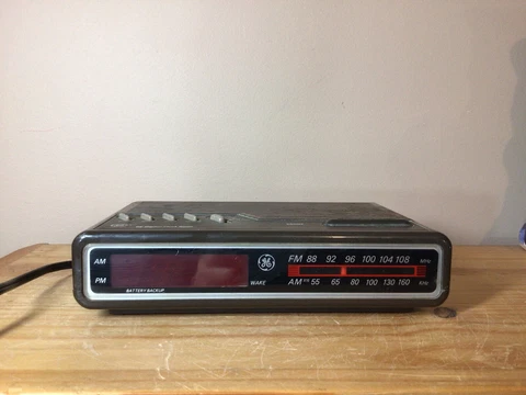 General Electric 7-4612B Vintage GE AM/FM LED Digital Clock Radio  Works Cover
