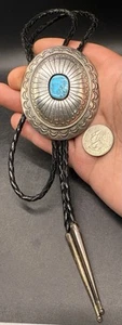 Hermosa Corbata Bolo Grande Navajo Wilbur Mosquete Esterlina y Turquesa Diseño Concho - Imagen 1 de 13