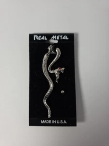 Pendientes Hissing 2 Partes Poste Serpiente con Ojos de Cristal Rojo Acabado Plateado con Tachuelas. - Imagen 1 de 4