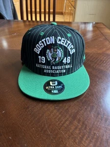Ultra Game NBA Boston Celtics schwarz grün Nadelstreifen 1946 Logo Druckknopflasche Mütze neu mit Etikett - Bild 1 von 5