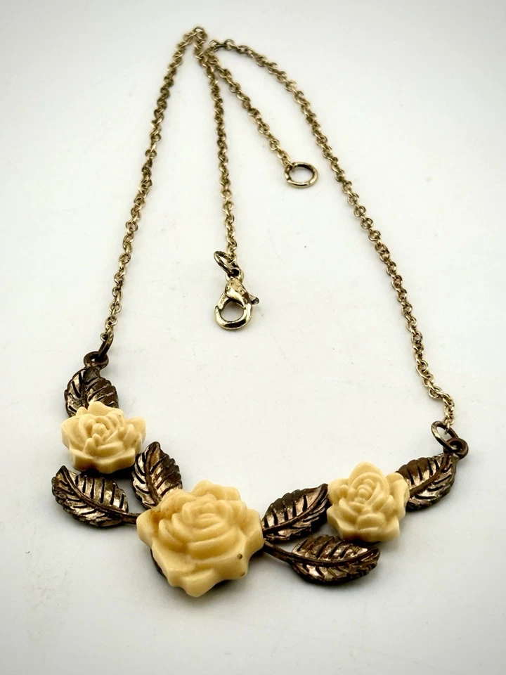 Collar de 20 pulgadas tono dorado con rosas amarillas con hojas de oro   AB-4 Foto 1 de 4