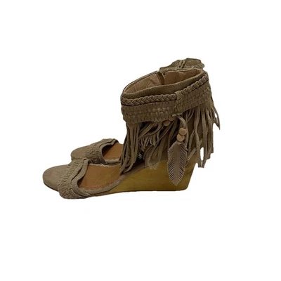 Zapatos de cuña Naughty Monkey de gamuza tostada con flecos punta abierta para mujer 9,5 Foto 1 de 4