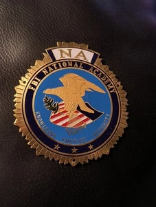 Targa metallo sigillo Accademia Nazionale FBI pezzo fori bordi appuntiti sfondo blu - Foto 1 di 6