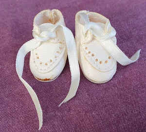 Babyschuhe (Puppenschuhe) mit Satinband, weiß, ~ 4 cm, B-Ware - Bild 1 von 4