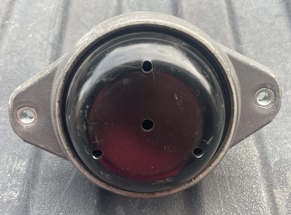 NEW GENUINE MERCEDES BENZ ENGINE MOUNTING W124 1242400717 - Image 1 of 4