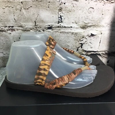 Sandalias Sanuk Talla 9 Multicolor Beige Estampado Animal Yoga Estera Suela Chanclas Tanga Foto 1 de 4