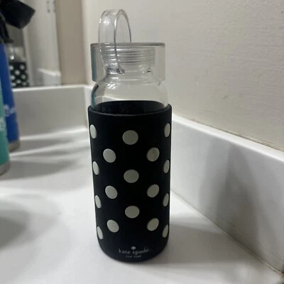 Botella de agua Kate Spade con funda de silicona negra y lunadote blanco Foto 1 de 4