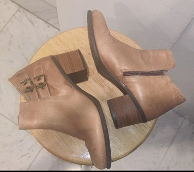 Fly London 皮革踝靴女式 10 扣细节  — 第 1/4 张图片