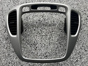 01-07 Toyota Highlander Center Dash Bezel Trim Radio Climate Control silver - Picture 1 of 1