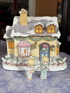 Precious Moments Sew Sweet Tailors beleuchtetes Haus Hawthorne Village mit Zubehör - Bild 1 von 16