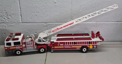 Tonka Funrise 1992 Hook and Ladder Firetruck Dept. 88 - Image 1 of 4